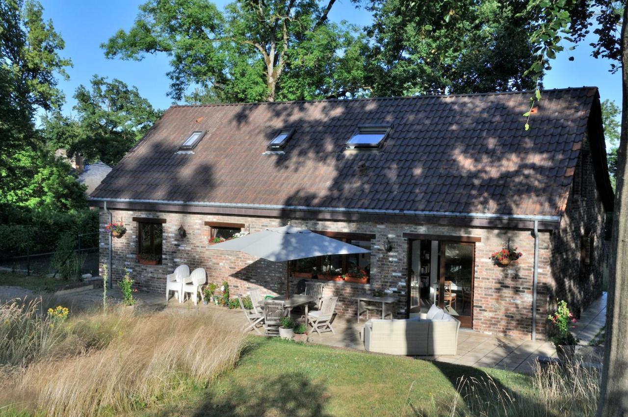 Suite Familiale Avec 2 Chambres Dans Une Villa - Quartier Vert Et Boise - 5 Kms De Namur Esterno foto