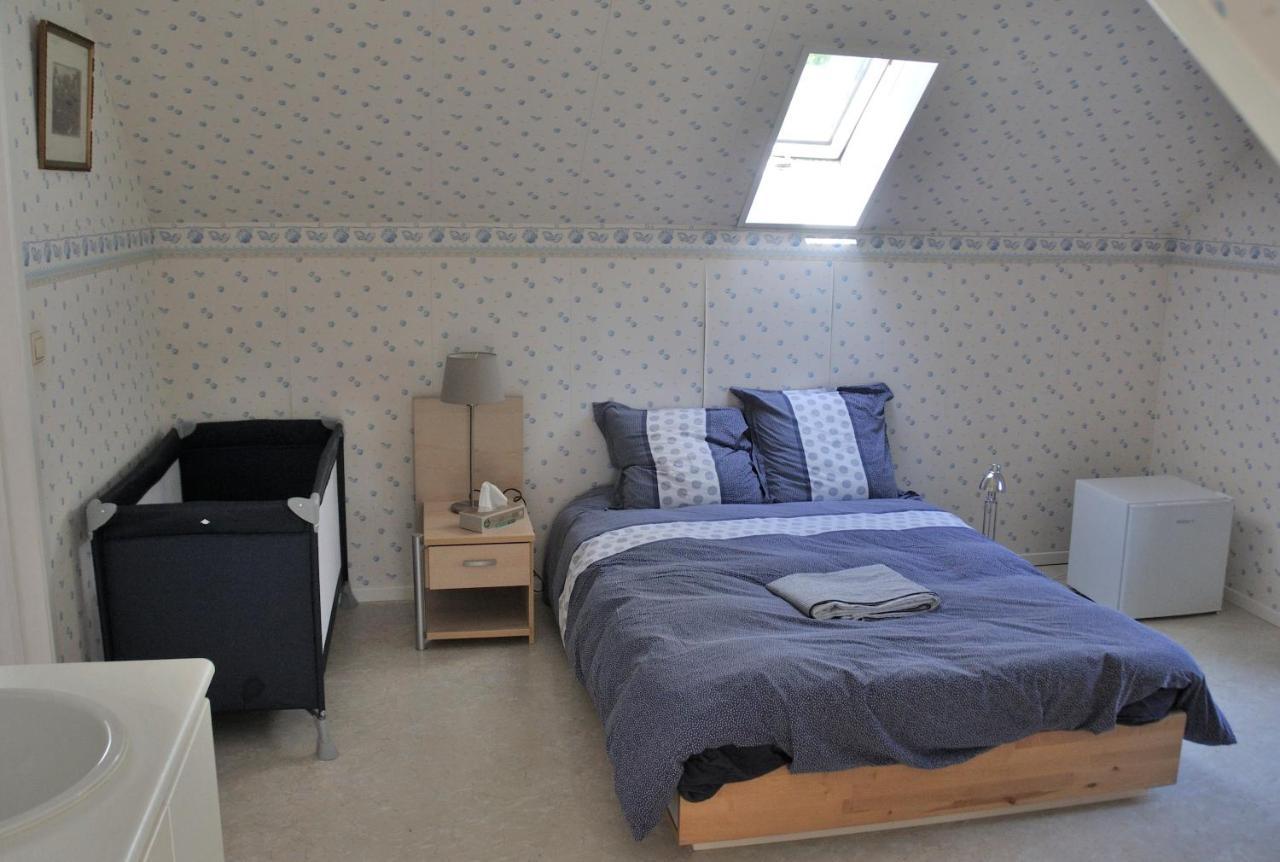 Suite Familiale Avec 2 Chambres Dans Une Villa - Quartier Vert Et Boise - 5 Kms De Namur Esterno foto