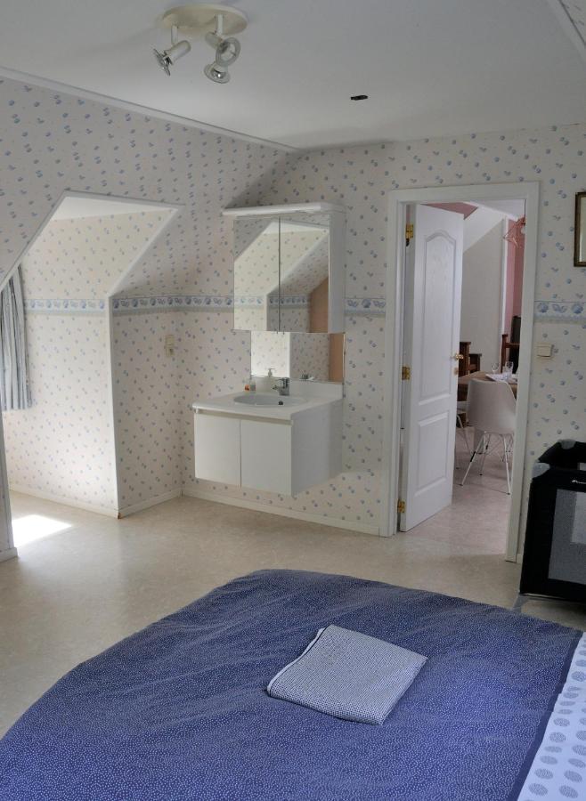 Suite Familiale Avec 2 Chambres Dans Une Villa - Quartier Vert Et Boise - 5 Kms De Namur Esterno foto
