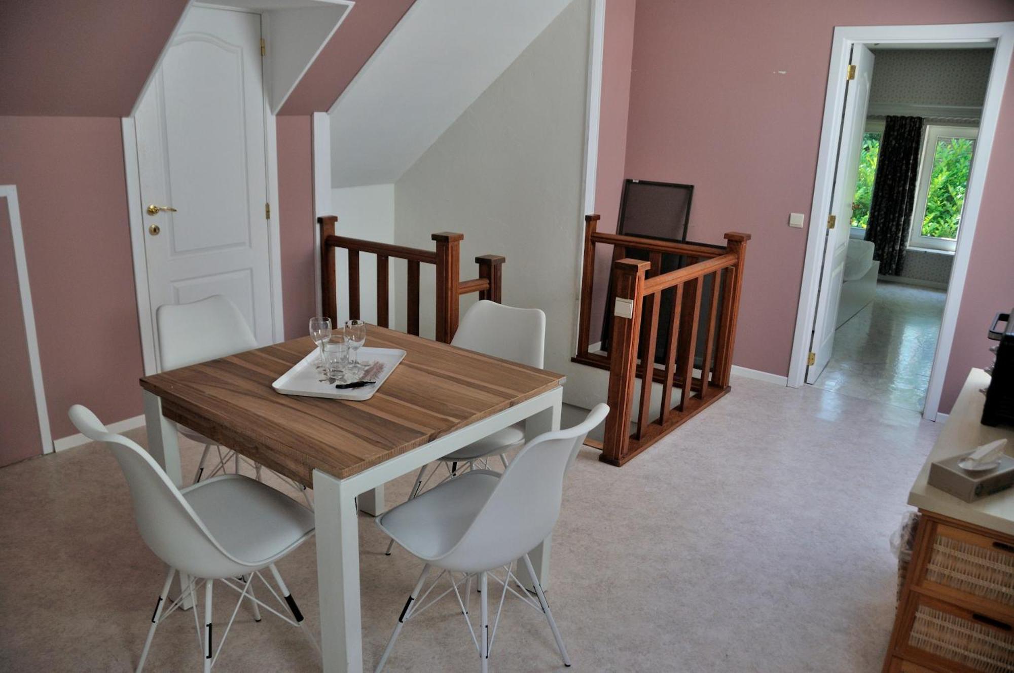 Suite Familiale Avec 2 Chambres Dans Une Villa - Quartier Vert Et Boise - 5 Kms De Namur Esterno foto